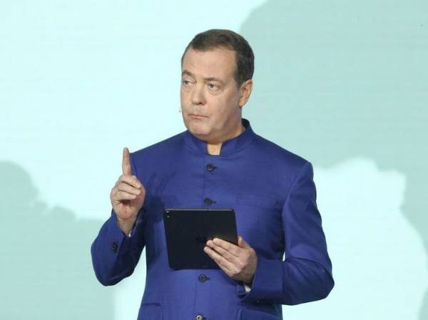 Медведев призвал ввести уголовную ответственность для иноагентов