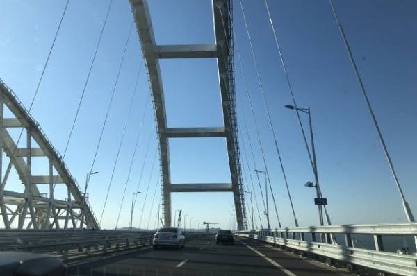 На Крымском мосту временно перекрыто движение автомобилей