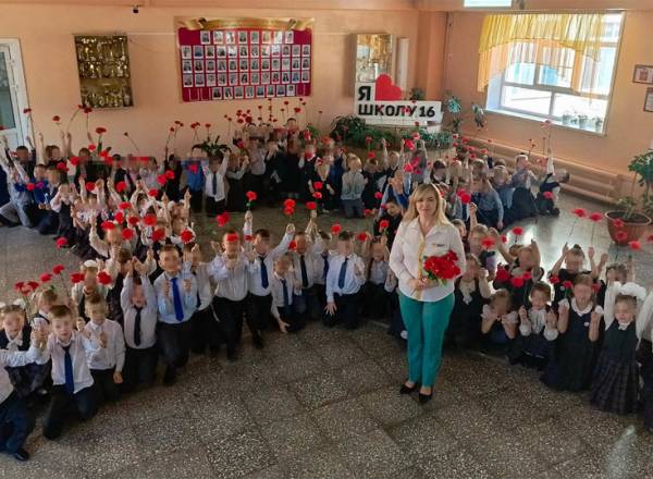 Детей в школах по всей России поставили на колени на акции памяти