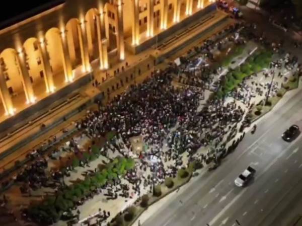 В Тбилиси четвертый день протестуют против закона об иноагентах