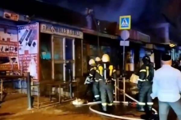 В Астрахани загорелись магазин и торговые павильоны